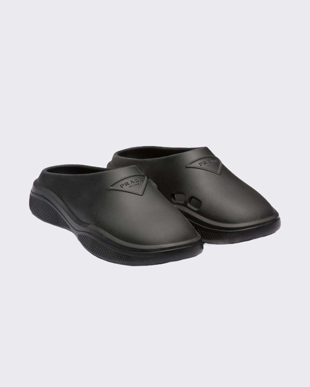 IT’S GIVING CLOG: THE FOOTWEAR GUIDE