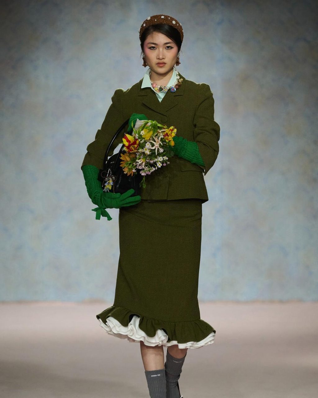SHUSHU/TONG got its birthday flowers for FW25