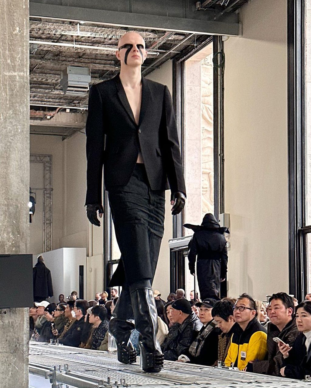 RICK OWENS FW23 HOLDS A MIRROR UP TO THE FASHION INDUSTRY
