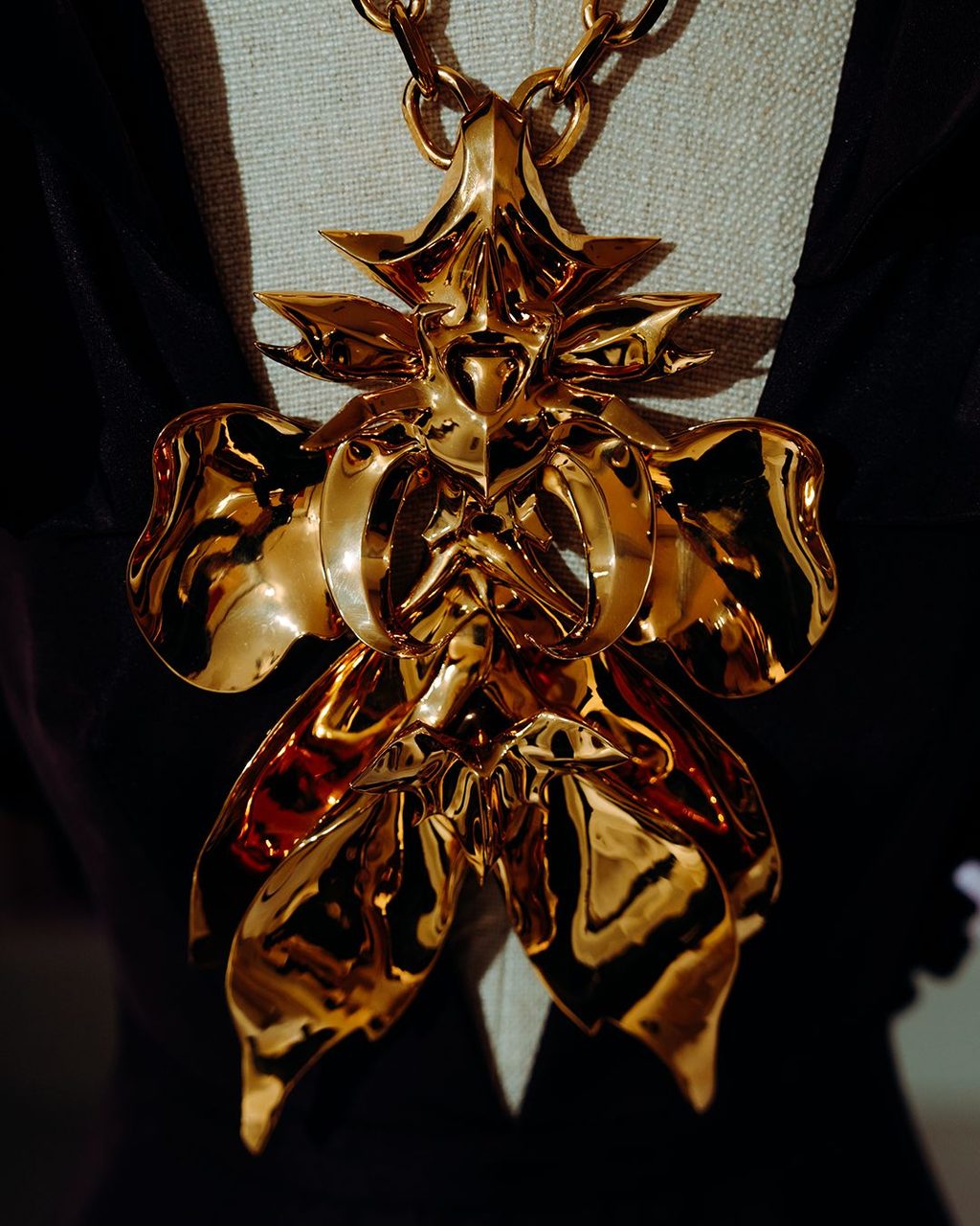 5 KEY PIECES FROM ALEXANDER MCQUEEN’S SHAPE-SHIFTING AW23 COLLECTION
