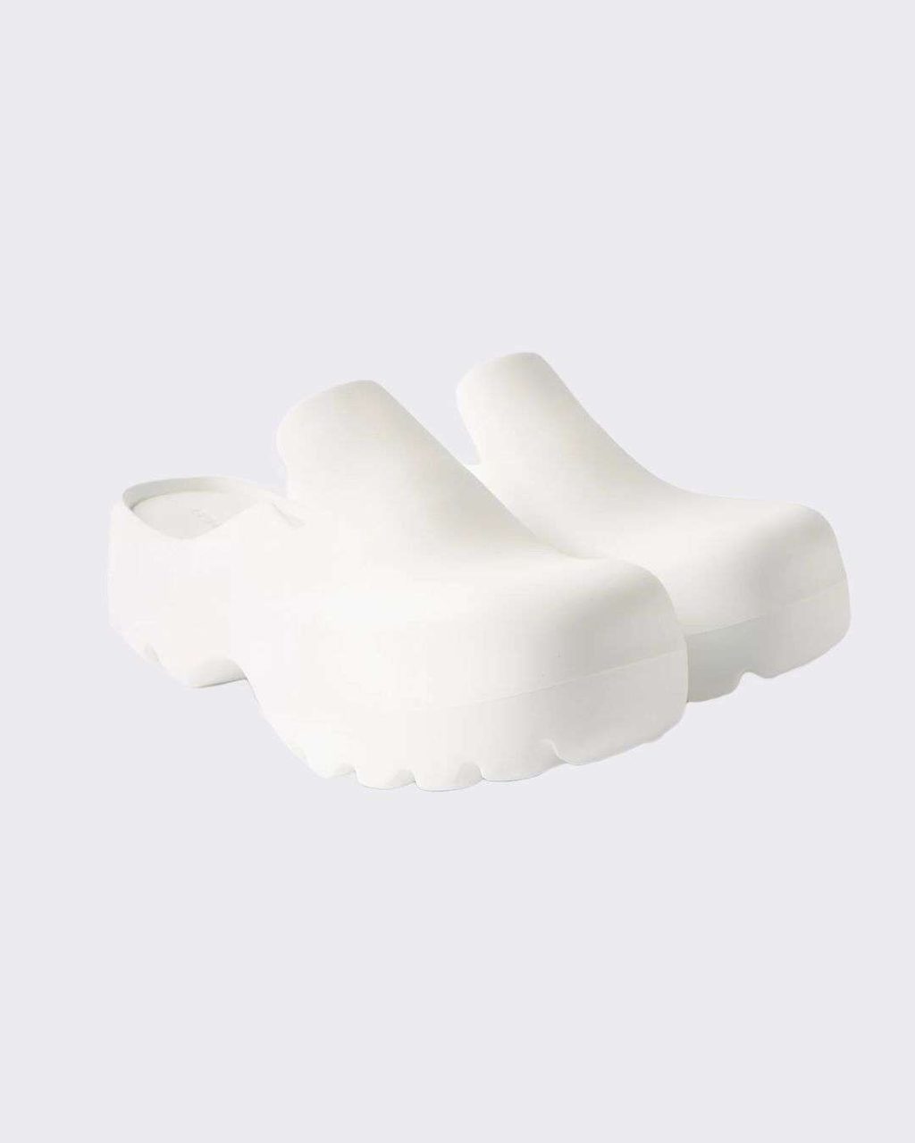 IT’S GIVING CLOG: THE FOOTWEAR GUIDE