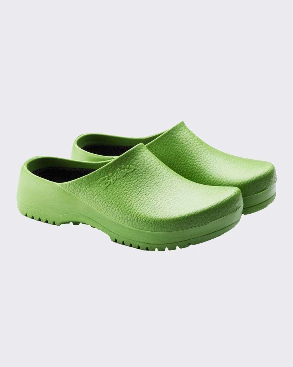 IT’S GIVING CLOG: THE FOOTWEAR GUIDE