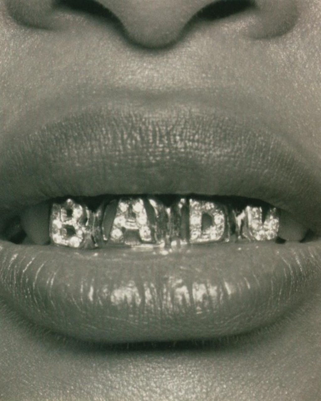 Erykah Badu’s grillz collection goes crazy