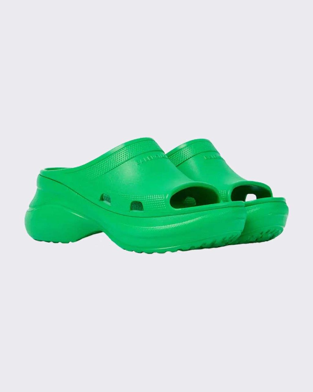 IT’S GIVING CLOG: THE FOOTWEAR GUIDE