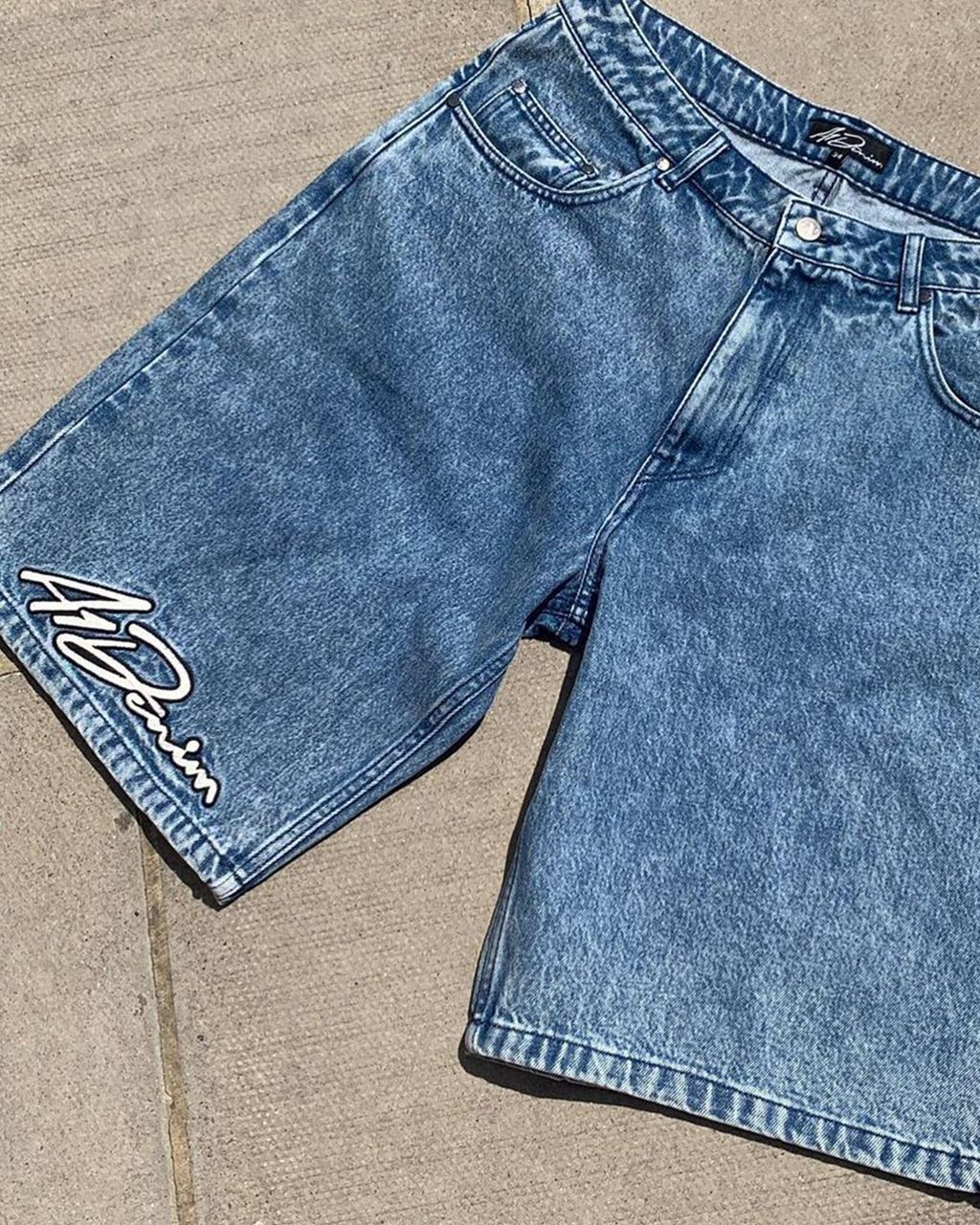 STRAIGHT JEANS AND FITTED: YOUR MONDAY BRIEFING