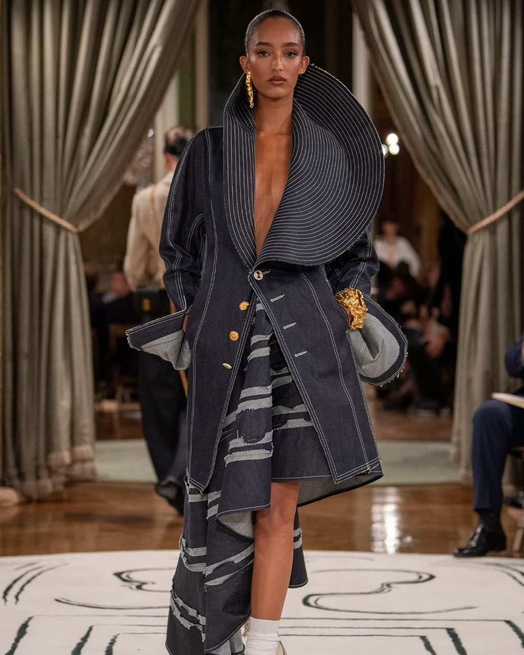 Schiaparelli really said “seafood platter” for SS24
