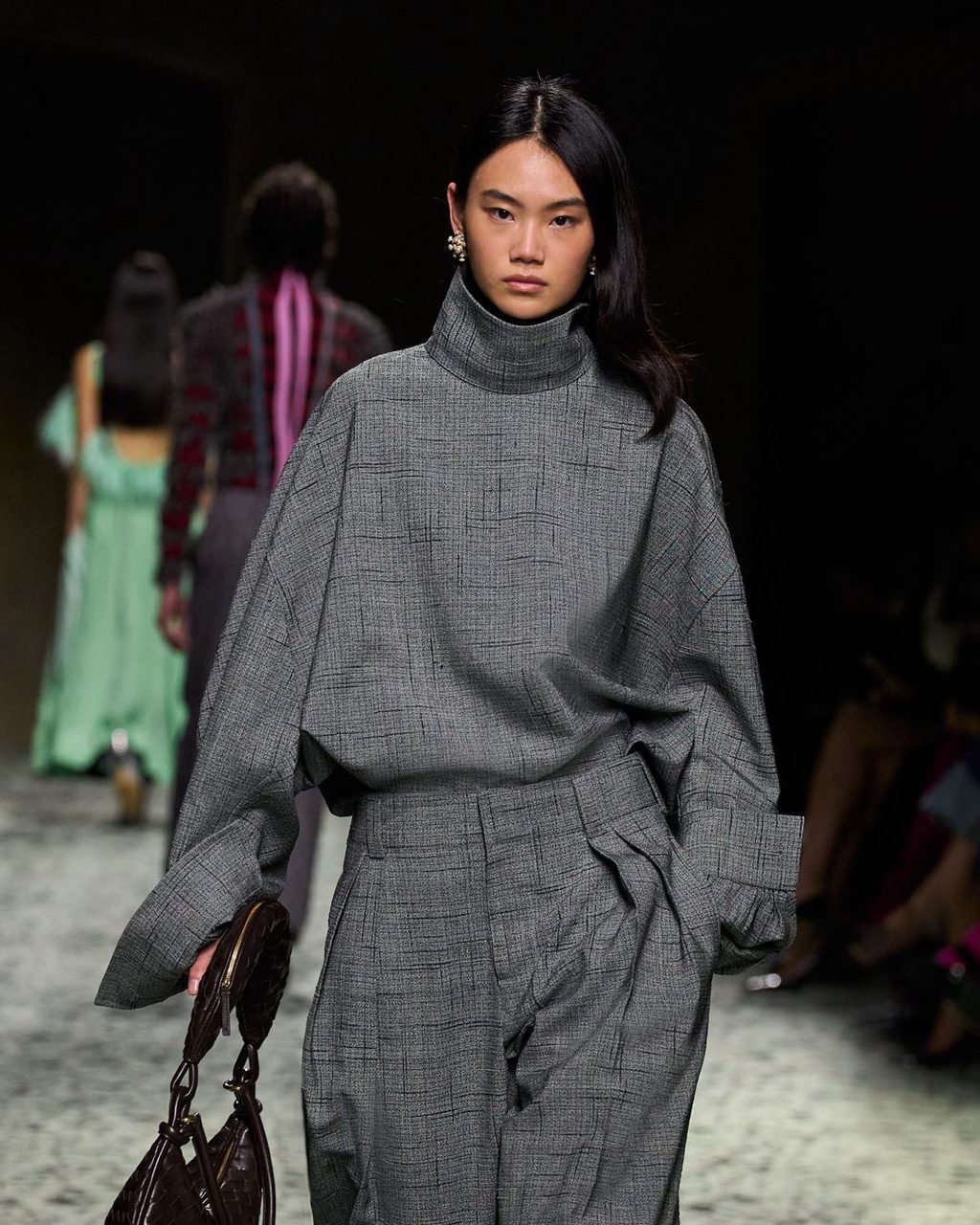LEATHER COATS & INTRECCIATO ACCESSORIES: BOTTEGA VENETA’S WINTER 23 COLLECTION