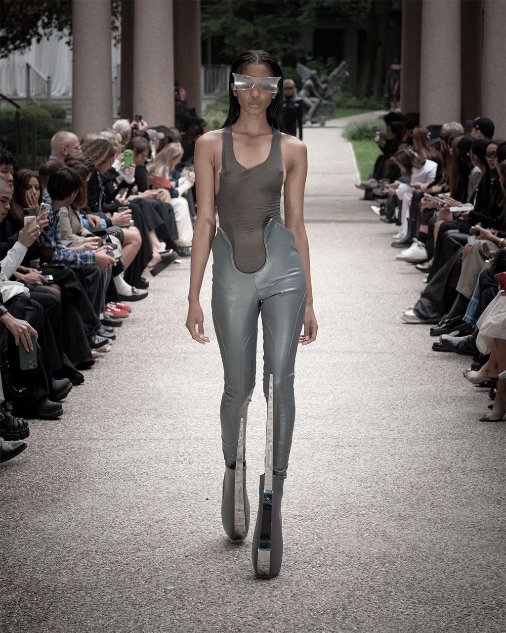 HAN KJØBENHAVN BRINGS DARKNESS, ANATOMY-BENDING & CHROME TO MFW