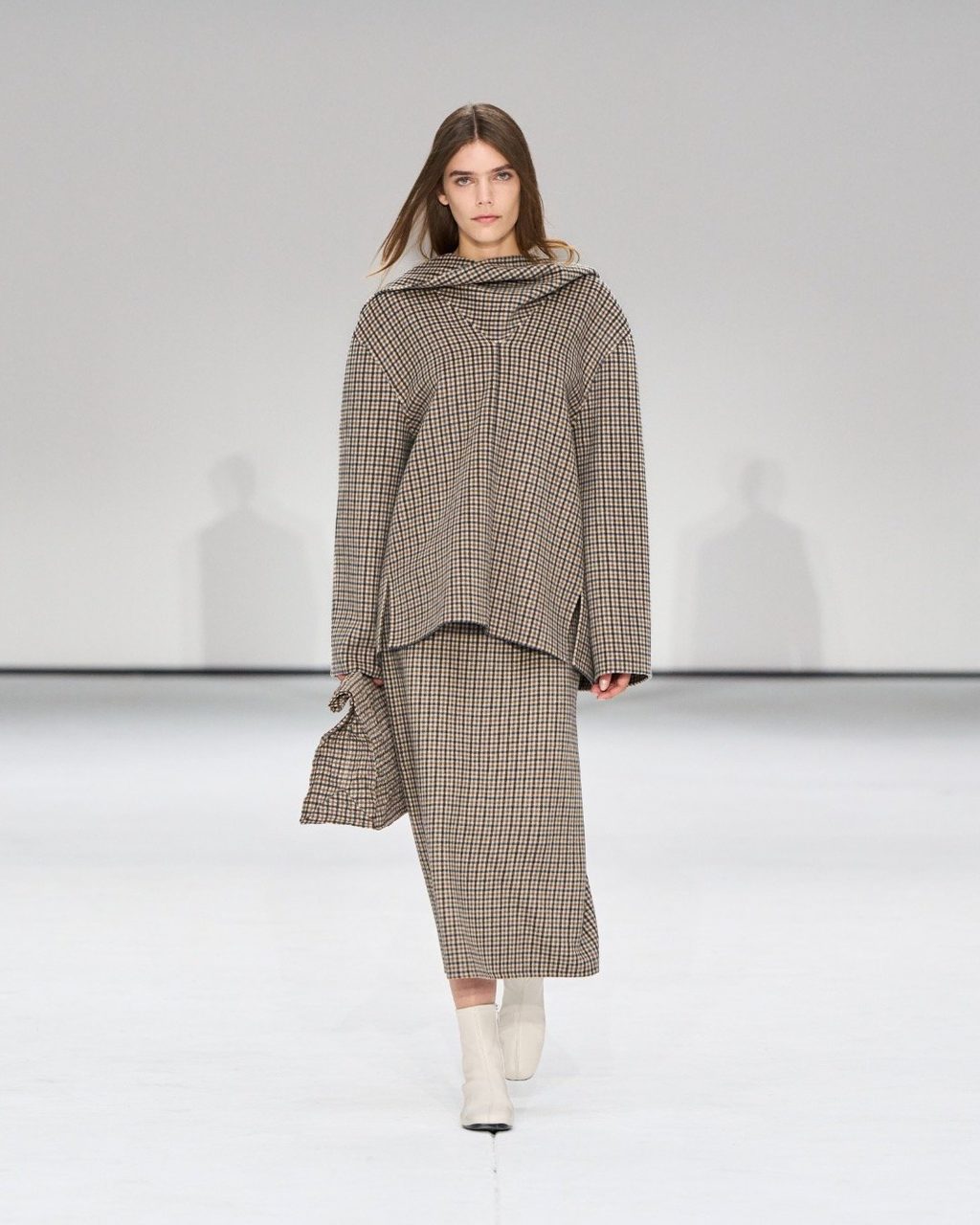 Here’s what went down at COS’ Autumn/Winter 2025 show