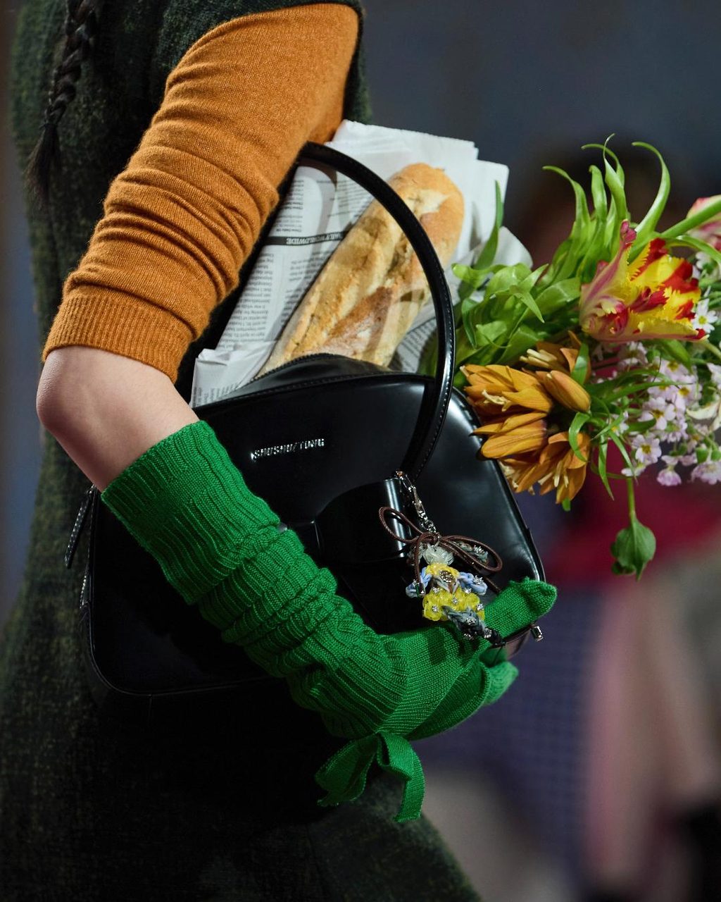 SHUSHU/TONG got its birthday flowers for FW25