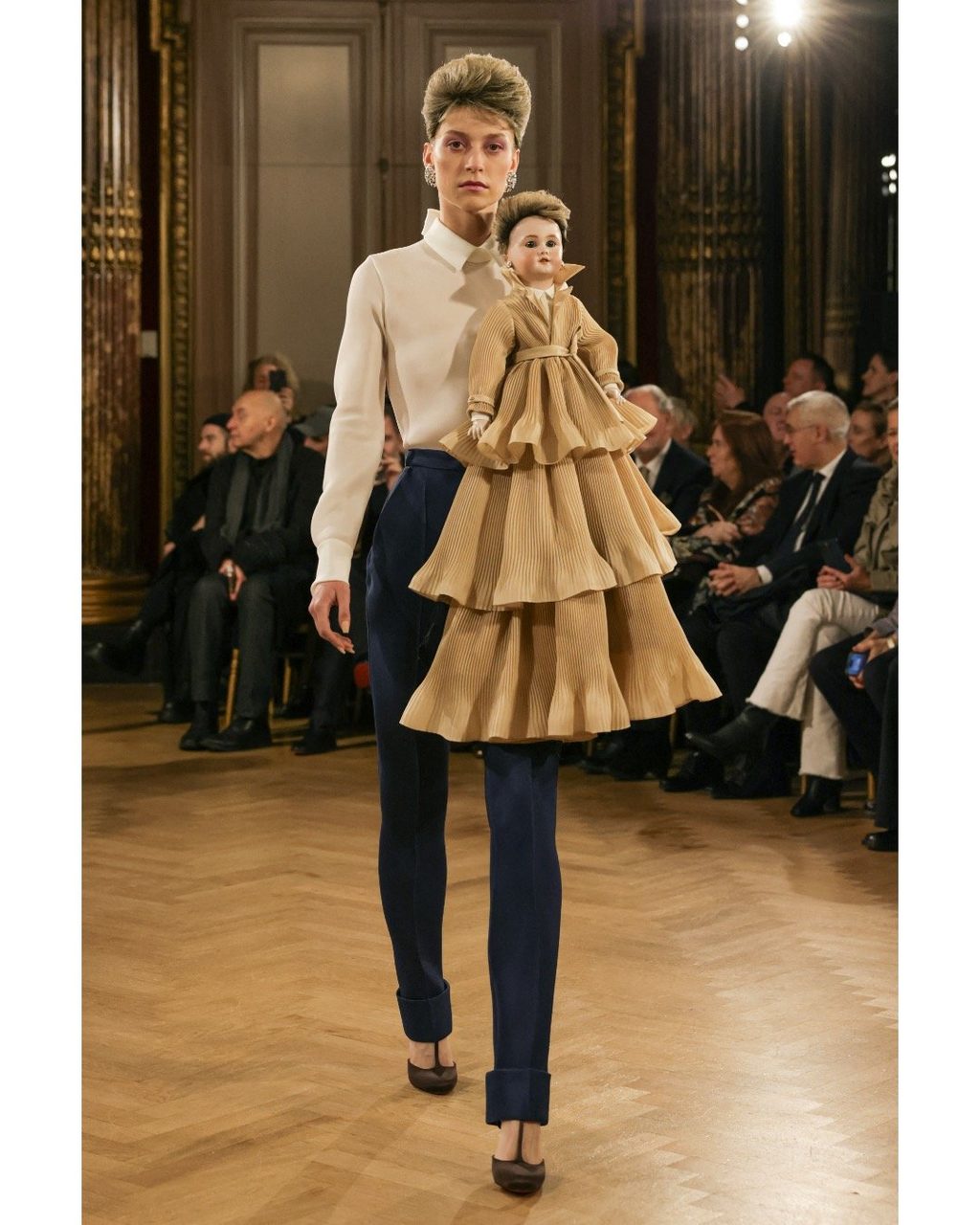 Viktor&Rolf put a bow on it for SS25 Haute Couture