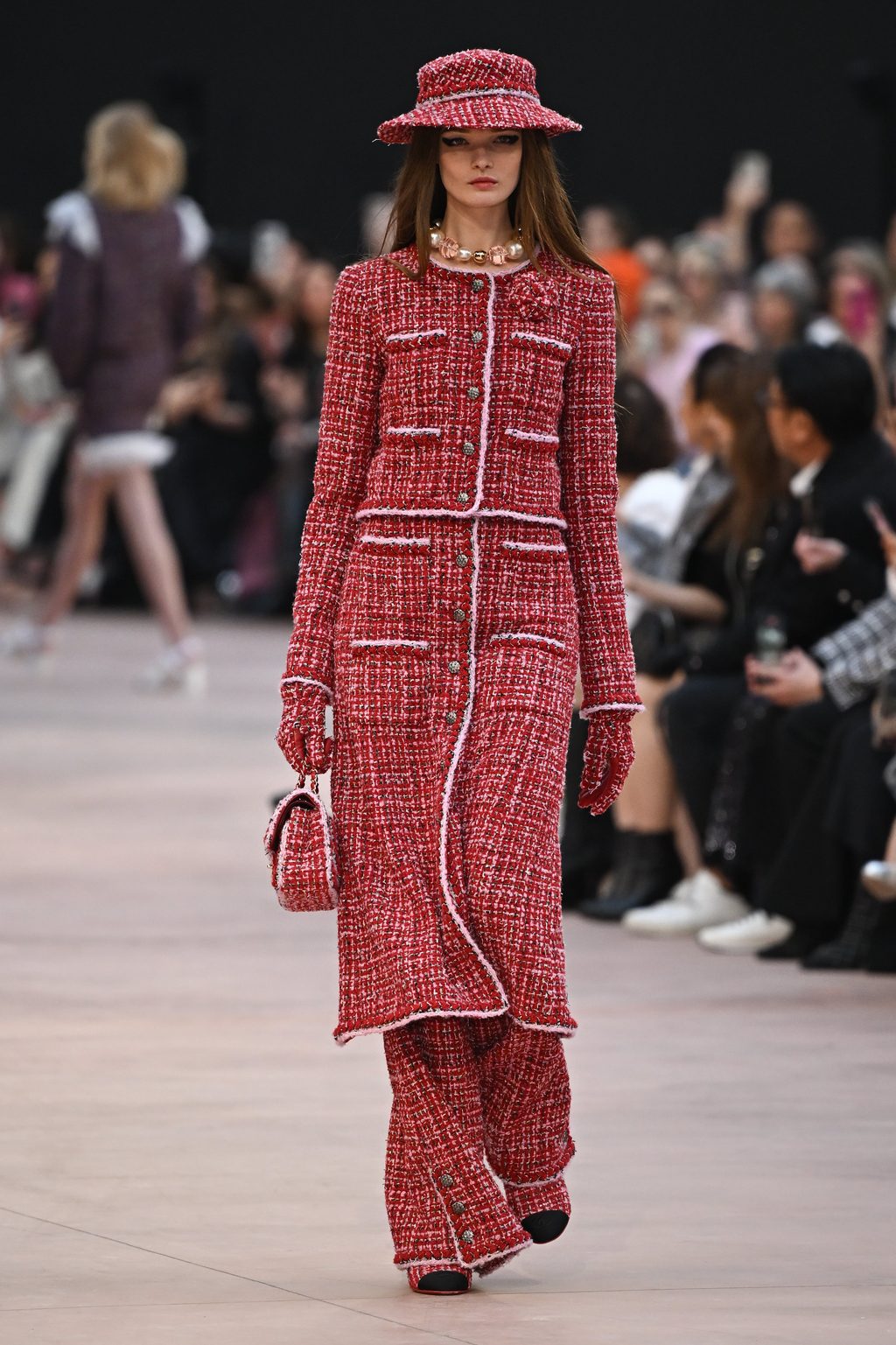 Bold eyeliner and house signatures at Chanel FW25