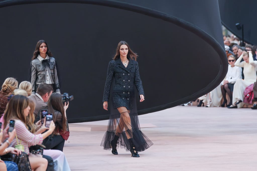 Bold eyeliner and house signatures at Chanel FW25