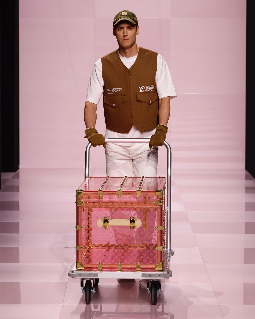 Louis Vuitton really put it in the Louvre for FW25