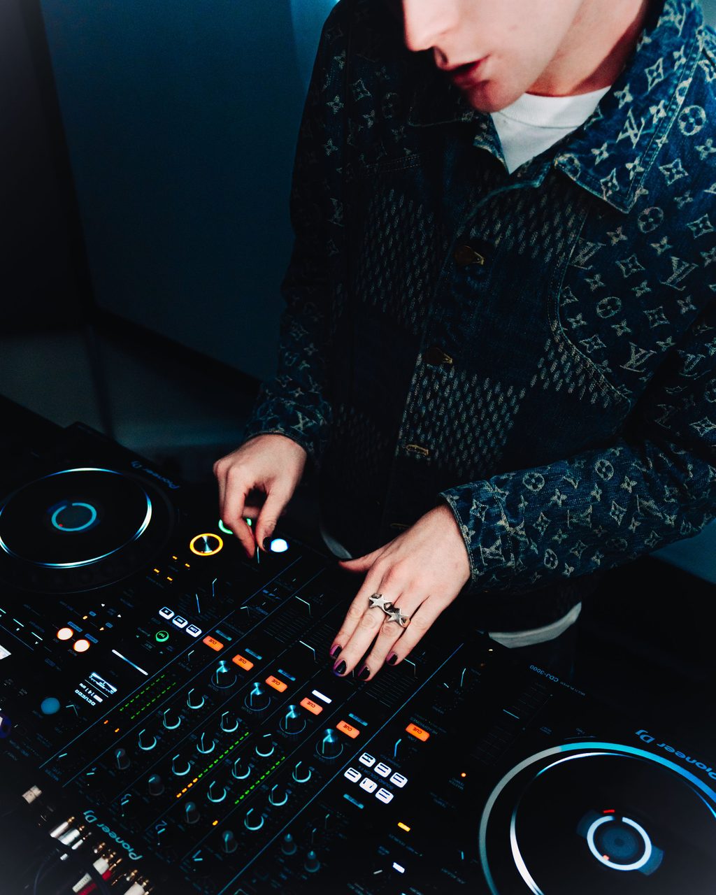 Gully Guy Leo FoundationFM DJ Djing
