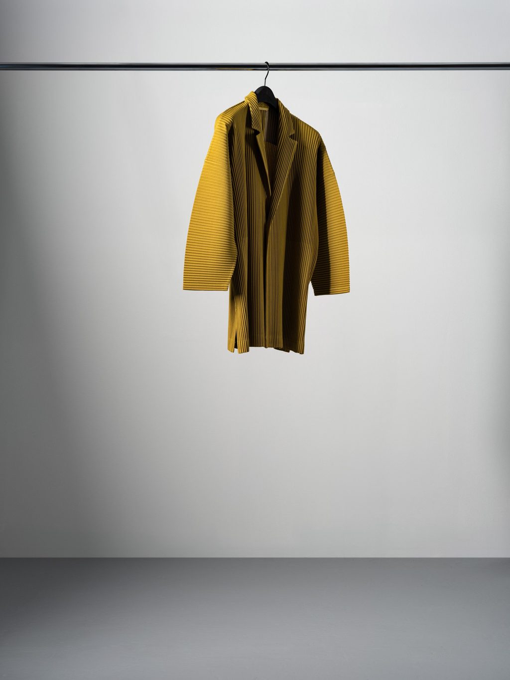 HOMME PLISSÉ ISSEY MIYAKE celebrates 10 years with the “DECADE” capsule