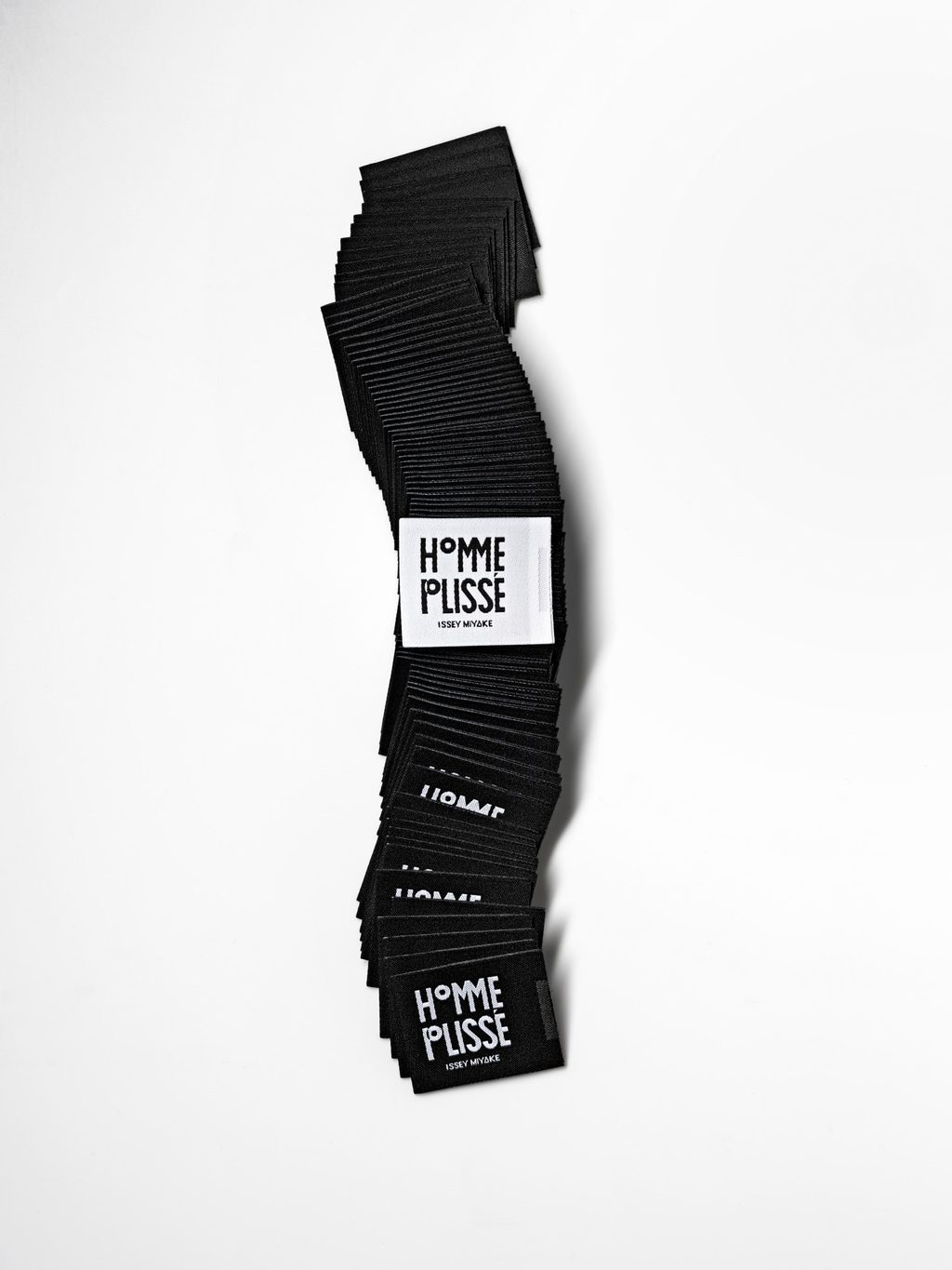 HOMME PLISSÉ ISSEY MIYAKE celebrates 10 years with the “DECADE” capsule