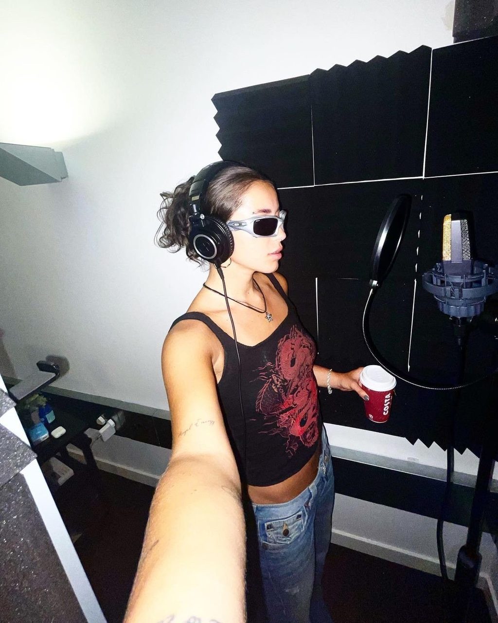 HOW TO MAKE YOUR MUSIC BANG ON (AND OFF) TIKTOK WITH IZZI DE-ROSA