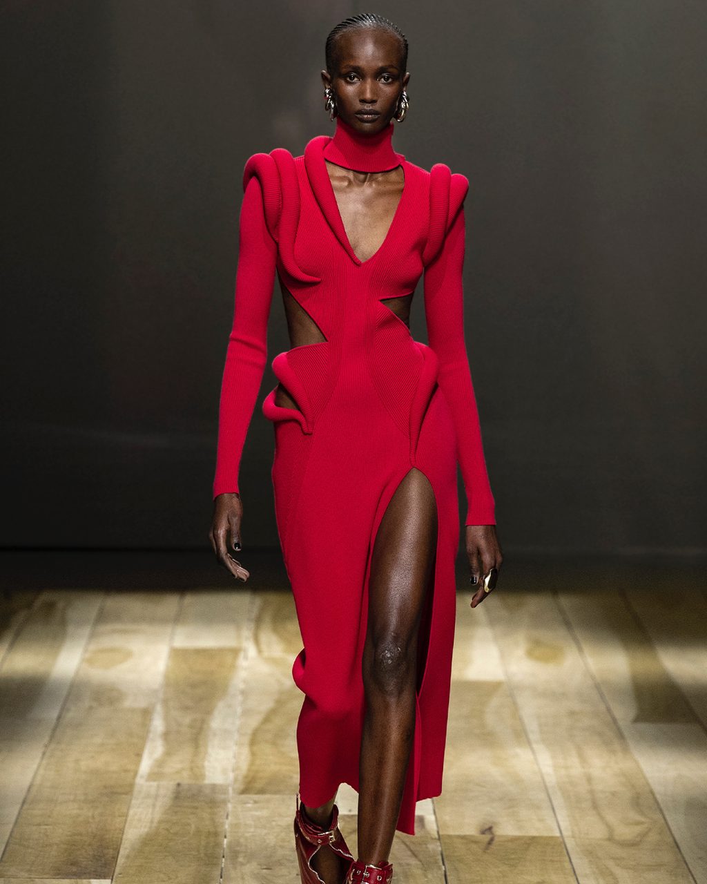 5 KEY PIECES FROM ALEXANDER MCQUEEN’S SHAPE-SHIFTING AW23 COLLECTION
