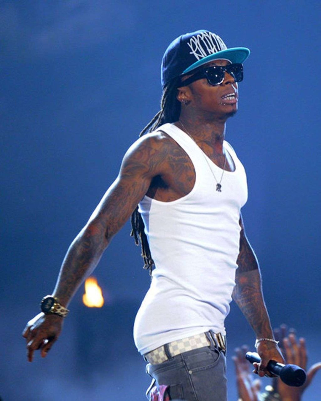 NORMCORE IS BACK THANKS TO THE WHITE TANK TOP