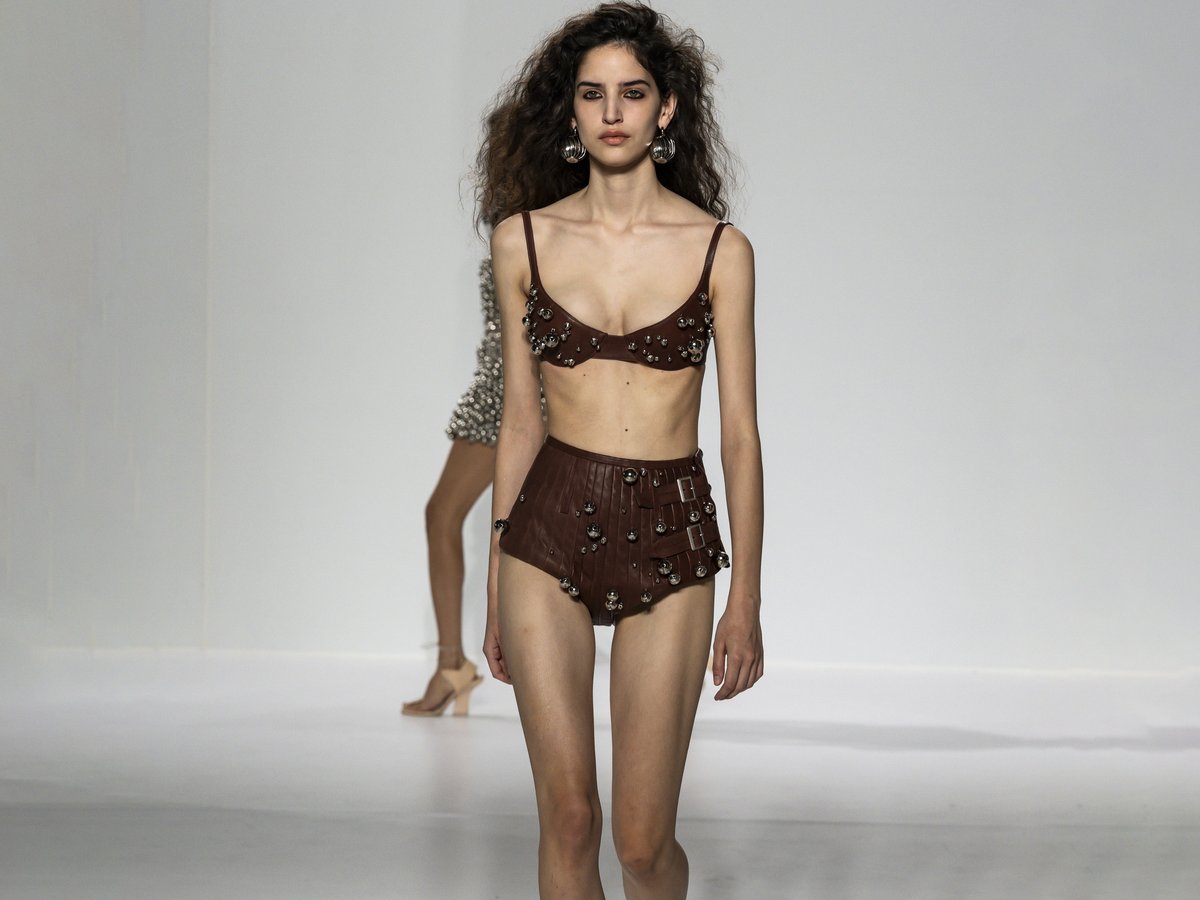 Jean Paul GAULTIER 稼働 ゴルチェ スクエア Jean Paul Gaultier makes weird look wearable for SS27 | Culted Fashion