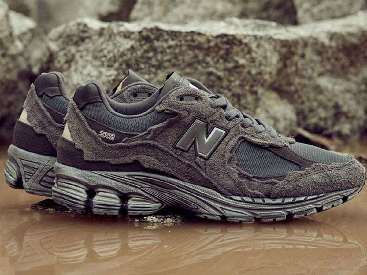 【美品】New balance 2002R WHO KNEW THE NEW BALANCE 2002R IS EVEN BETTER DECONSTRUCTED