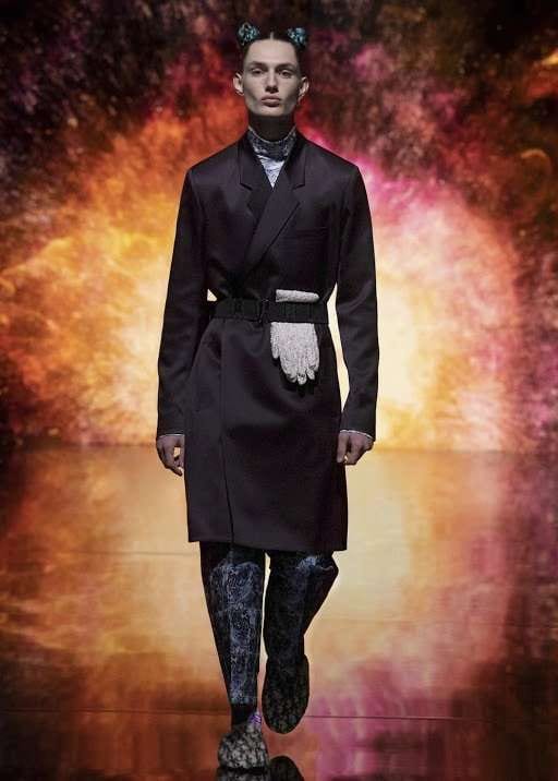 DIOR MEN’S FALL 2021 TAPS INTO THE ZEITGEIST OF THE 1990S