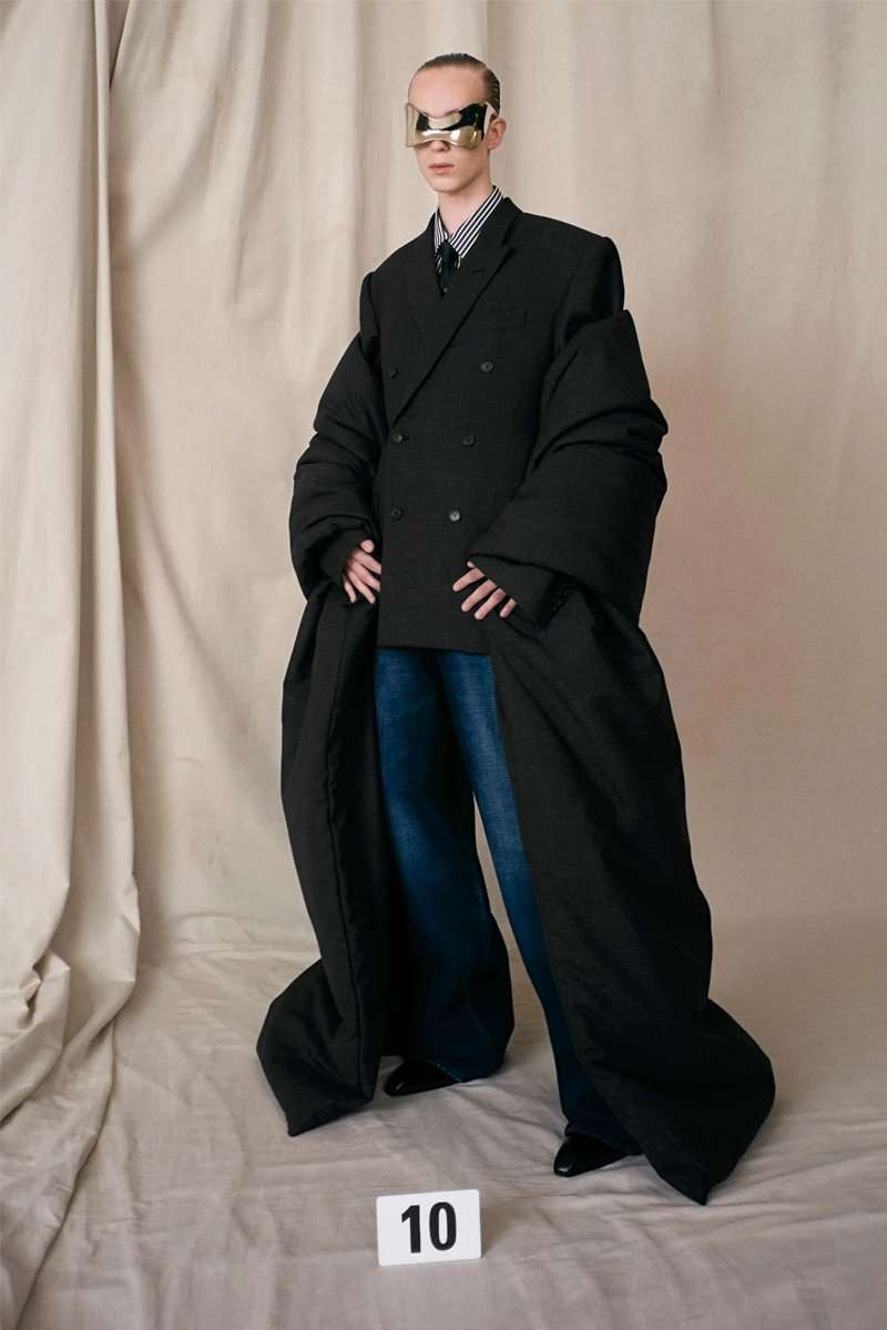 DEMNA GVASALIA BRINGS BACK COUTURE TO BALENCIAGA FOR AN ERA-DEFINING SHOW
