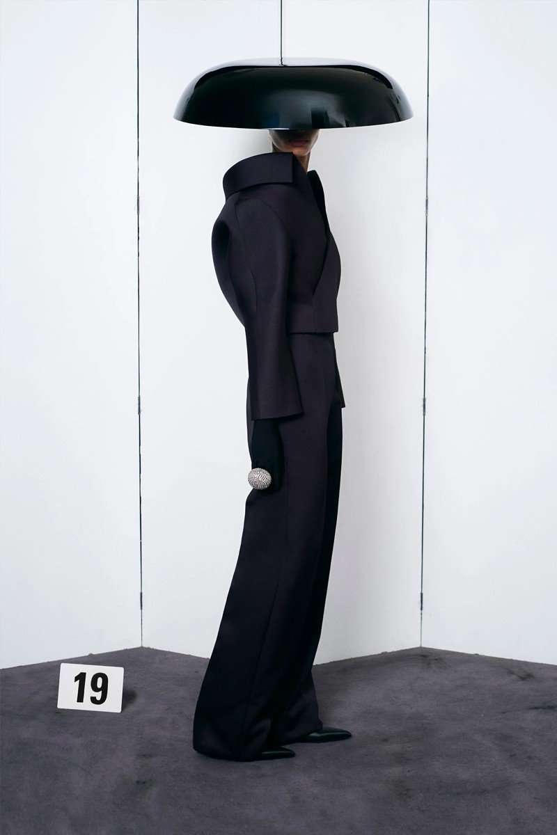 DEMNA GVASALIA BRINGS BACK COUTURE TO BALENCIAGA FOR AN ERA-DEFINING SHOW